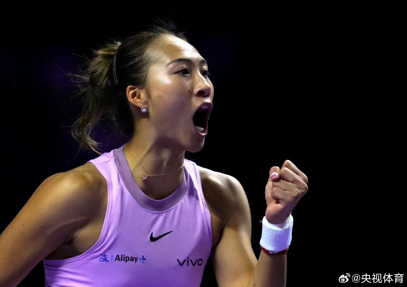  西城雪豹队鏖战燕山暴熊队，网球小组赛失利，核心复出即建功。韧性比赛的样板