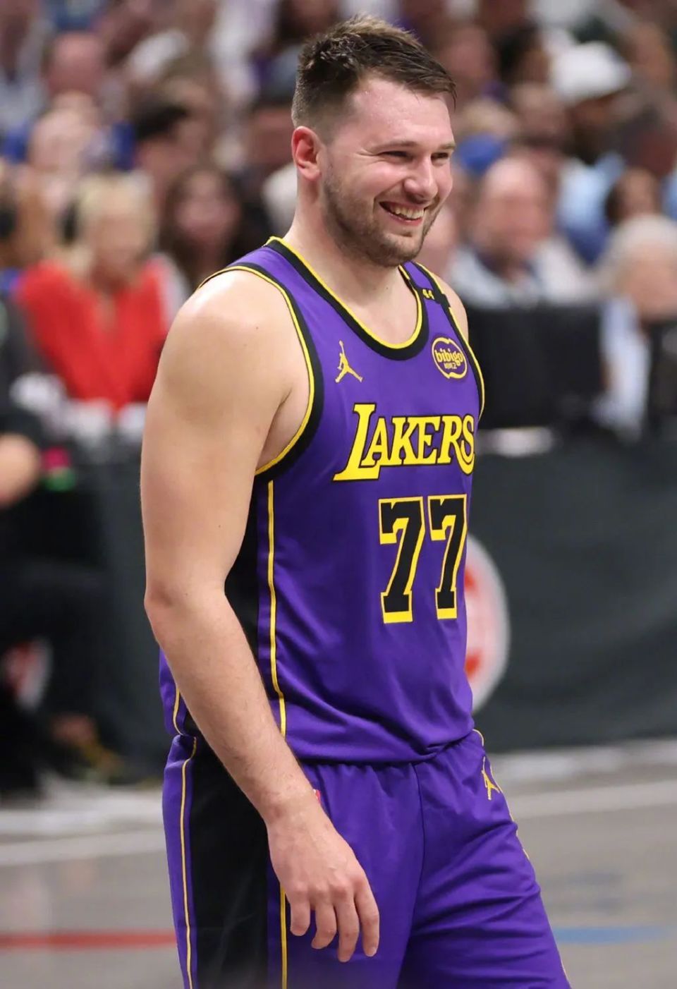 比赛局势复杂首场状态出色，快船观众沸腾！，东契奇重返赛场热度持续攀升(卢卡东契奇赛场花絮)