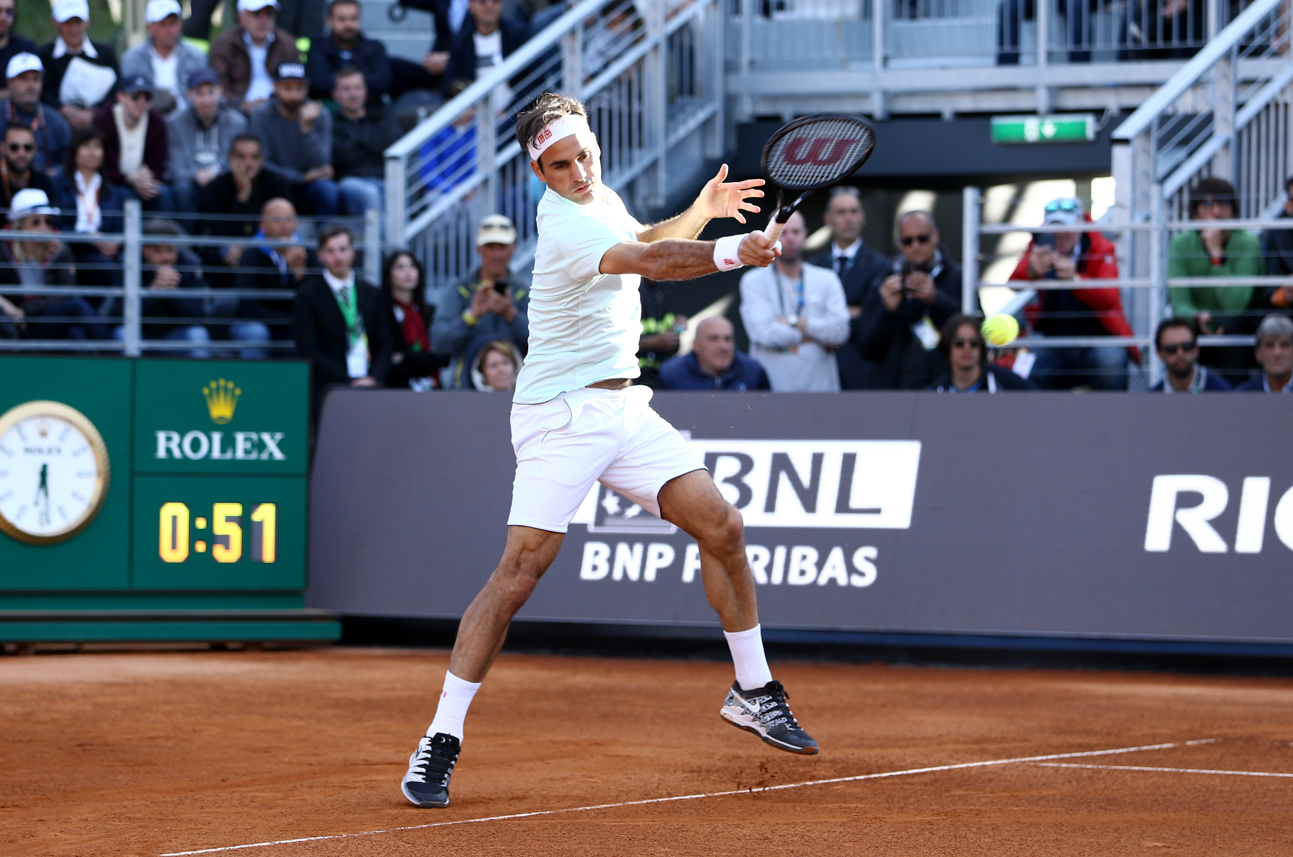 TL观众热烈欢呼！，费德勒迎来十五赛季出色发挥赛场气氛高涨(threatening中文翻译)