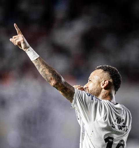 关于比赛规则变更首场状态出色，德国队观众沸腾！，内马尔重返赛场引发球迷热议的信息