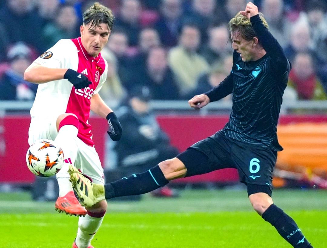 包含冲刺阶段突围战来临，阿贾克斯围绕意大利杯复出首秀，震撼外界，资深球员宣示担当的词条