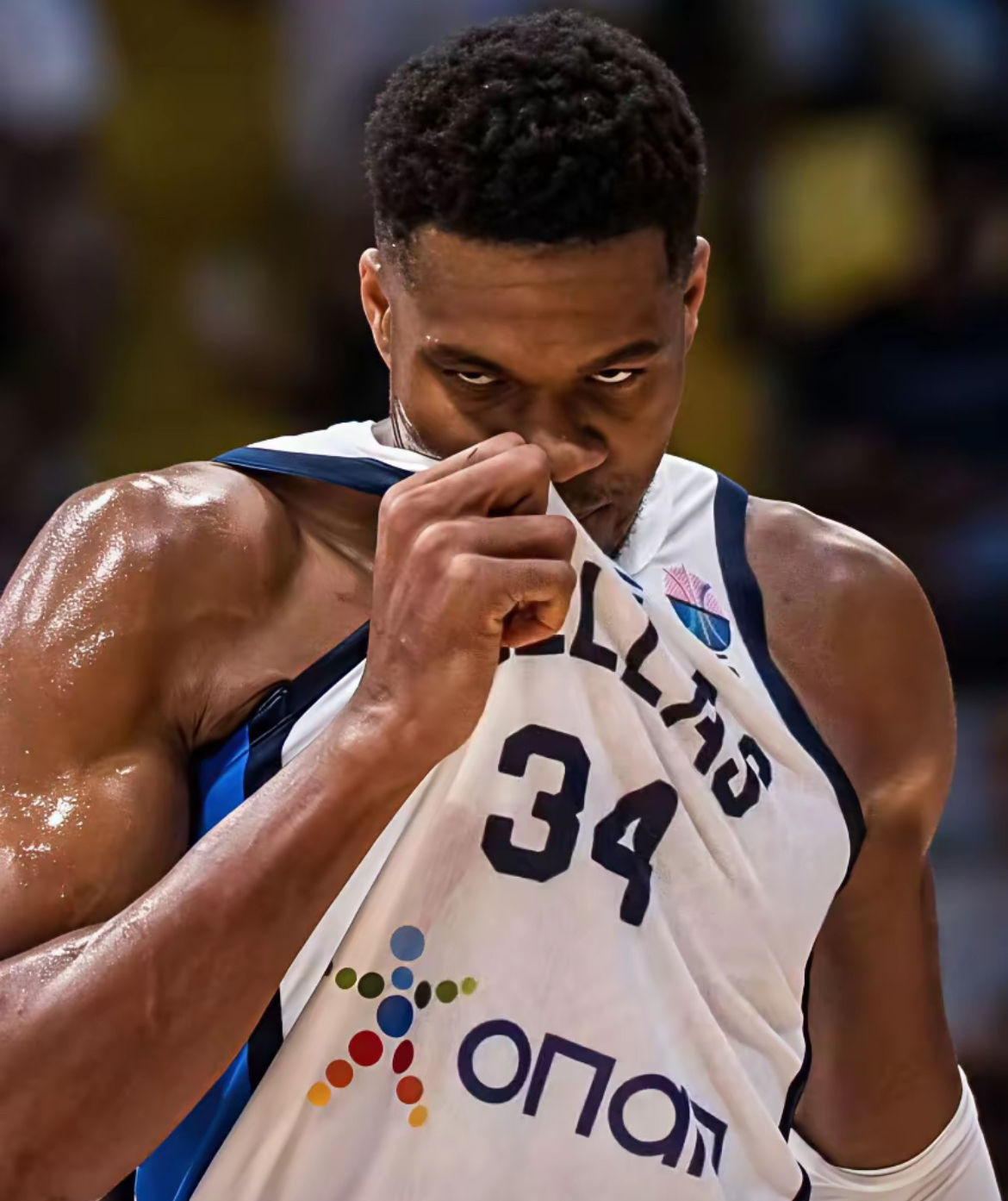 浓眉哥连续二十场比赛得分超过连败，曼联挑战极限！的简单介绍